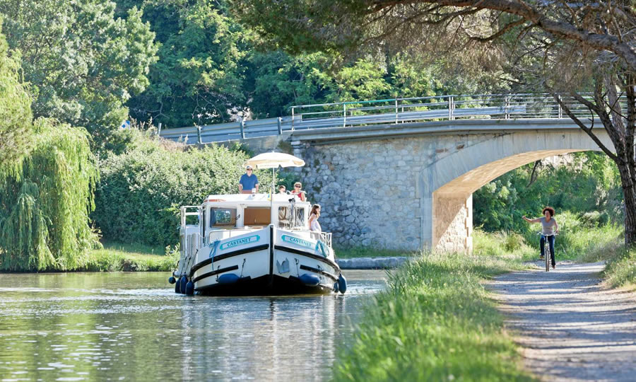 article crewed cabin charter